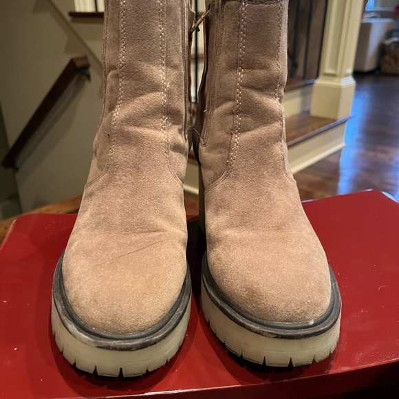 BOOTS.. hardly worn .. size 6 - Picture 2 of 2